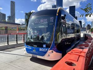 Brisbane Metro 9007 arriving into Cultural Centre Station on a M2 service.